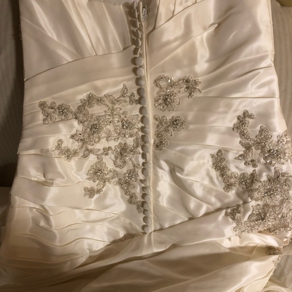 Ivory David’s bridal wedding gown 👰🏻 - Picture 7 of 8